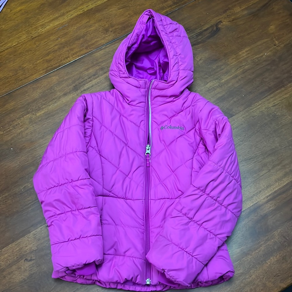 Columbia Girls Winter Coat. Great used condition. Size XS. Fuschia colored.